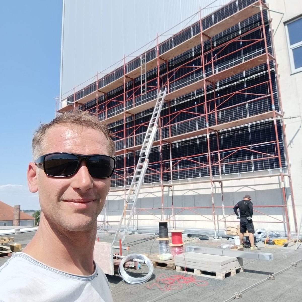 Max Ennsgraber bei der Montage einer Fassaden-Photovoltaikanlage